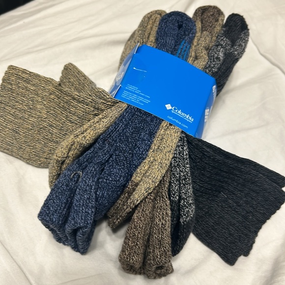 Columbia pack of 4 crew socks. Solid colors New . - Picture 5 of 6
